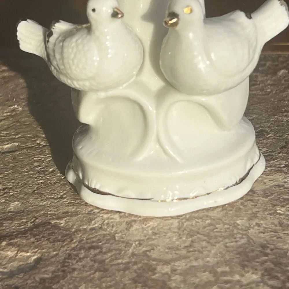 VTG Shiah Yih Porcelain Vase- Doves & Applied Blue/Pink Flowers- Gold Trim 6.5”